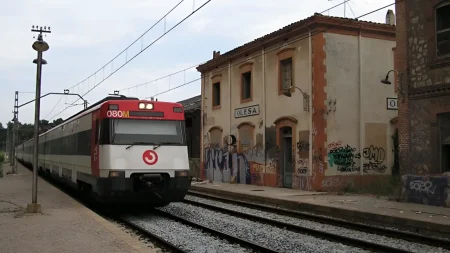 Tren passant per la clausurada estació d'Olesa al juny de 2004 / Bernat Borràs (trenscat.com)