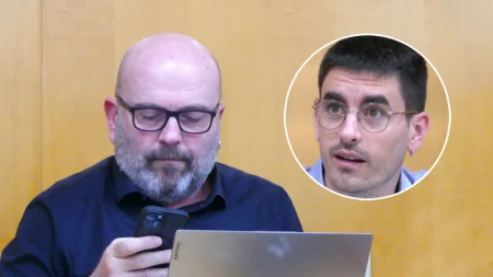 Jordi Parent utilitzant un mòbil durant el darrer ple i Marc Serradó a la dreta