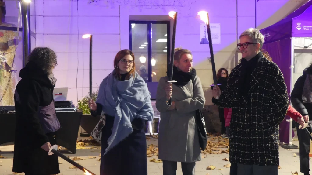 Dones de l'Ajuntament agafant torxes