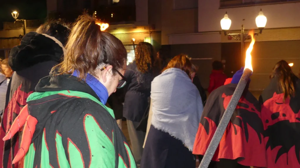 Una dona agafant una torxa