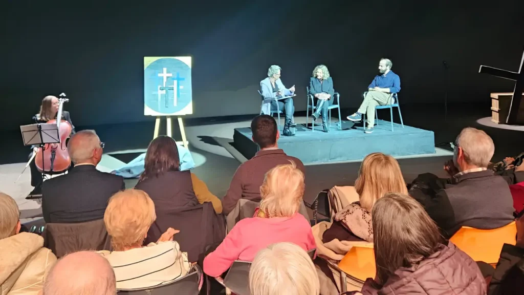 L’artista Assumpció Mateu presenta “Ressons de la creu”, el nou cartell que s’incorpora al Fons d’Art de La Passió d’Olesa Presentació del cartell de la temporada 2026 / Ajuntament d'Olesa