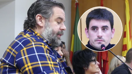 L’Ajuntament d’Olesa, obligat per llei a deixar de multar els errors de matrícula a la zona blava Samuel Rodríguez i Marc Serradó, d'esquerra a dreta