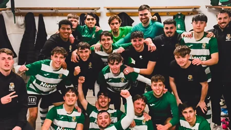 El CF Olesa derrota a l’Abrera i accedeix a la tercera posició de la lliga CF Olesa celebrant una victòria / Xarxes