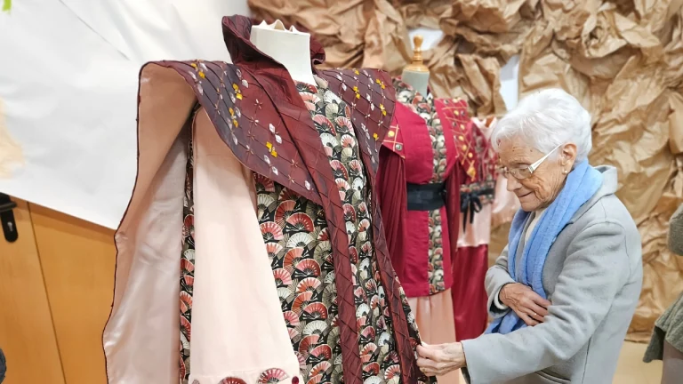 Dona a l'exposició / Ajuntament d'Olesa