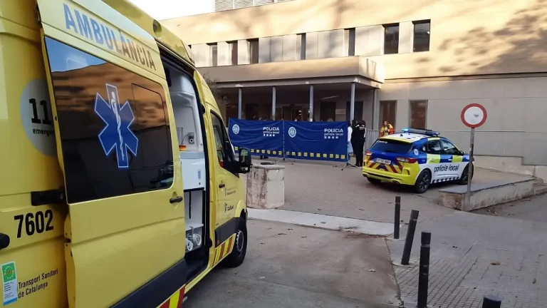 Una ambulància i la Policia Local al lloc dels fets / Ajuntament d'Olesa