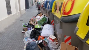 Acumulació de bosses d'escombraries / Marian Twin